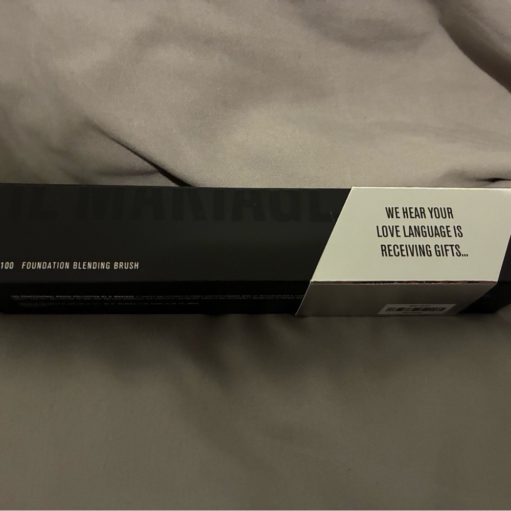 IL MAKIAGE Foundation Blending Brush in Black and White